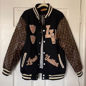 Louis Vuitton jacket . Size XxL . Black Color. Text me 3183903781